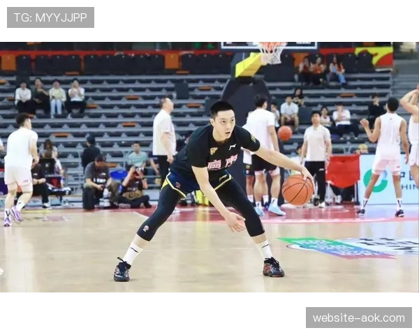 特写：胡明轩拼至抽筋被搀扶离场，广东主场观众起立致敬