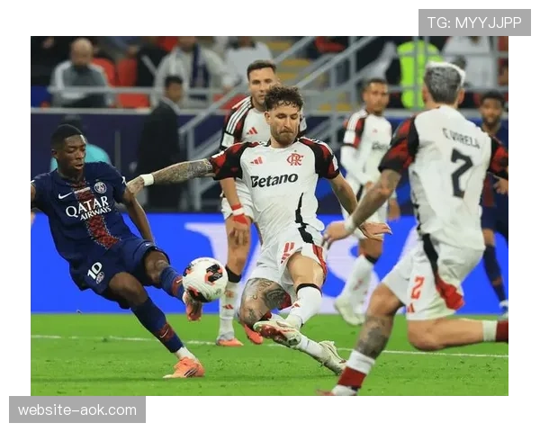 巴黎FC战术执行：放弃球权收缩防线，利用中场拦截发动反击